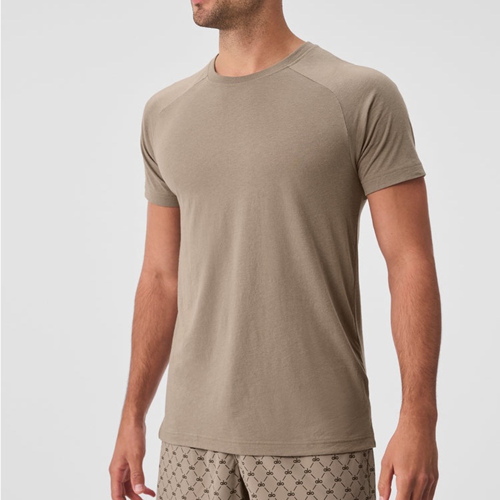 ALO Triumph Raglan Tee in size large